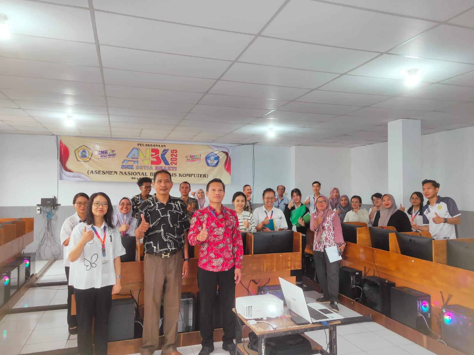 Pelatihan Penggunaan AI kepada Para Guru Setia Bhakti